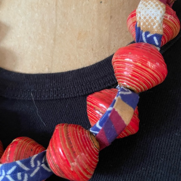 Striking and versatile! Resin bead necklace with kantha style ribbon - Picture 6 of 6